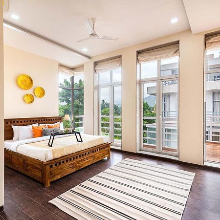 Sierra Skies By Stayvista - A Mountain-View Villa Featuring A Rooftop Swimming Pool, Jacuzzi, Turf, And A Gym For An Elevated Stay ロナバラ エクステリア 写真