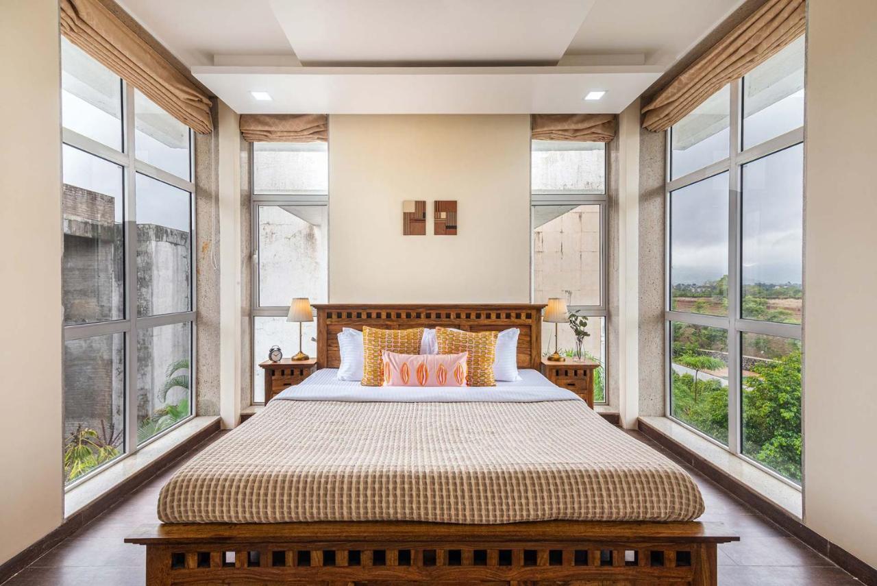 Sierra Skies By Stayvista - A Mountain-View Villa Featuring A Rooftop Swimming Pool, Jacuzzi, Turf, And A Gym For An Elevated Stay ロナバラ エクステリア 写真